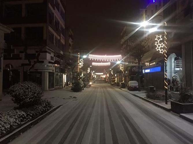 Πυκνό χιόνι στο κέντρο της Λάρισας [εικόνα] | iefimerida.gr 0