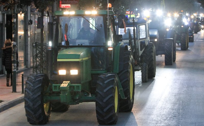Αγρότες πλημμύρισαν με τρακτέρ το κέντρο της Λάρισας [εικόνες&βίντεο] | iefimerida.gr 1
