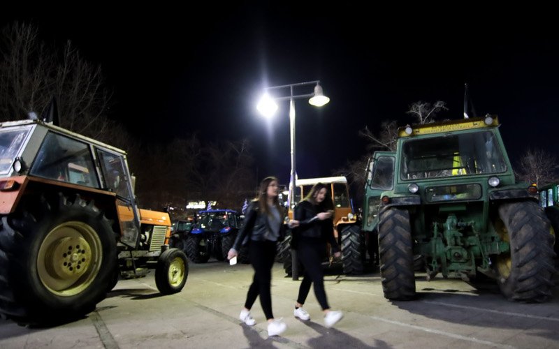 Αγρότες πλημμύρισαν με τρακτέρ το κέντρο της Λάρισας [εικόνες&βίντεο] | iefimerida.gr 2