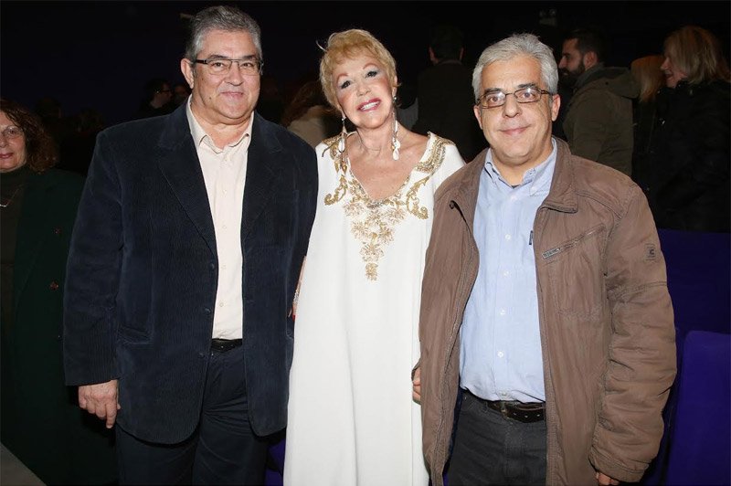 Η θερμή υποδοχή της Ζωής Λάσκαρη στον Δημήτρη Κουτσούμπα [εικόνες] | iefimerida.gr 0