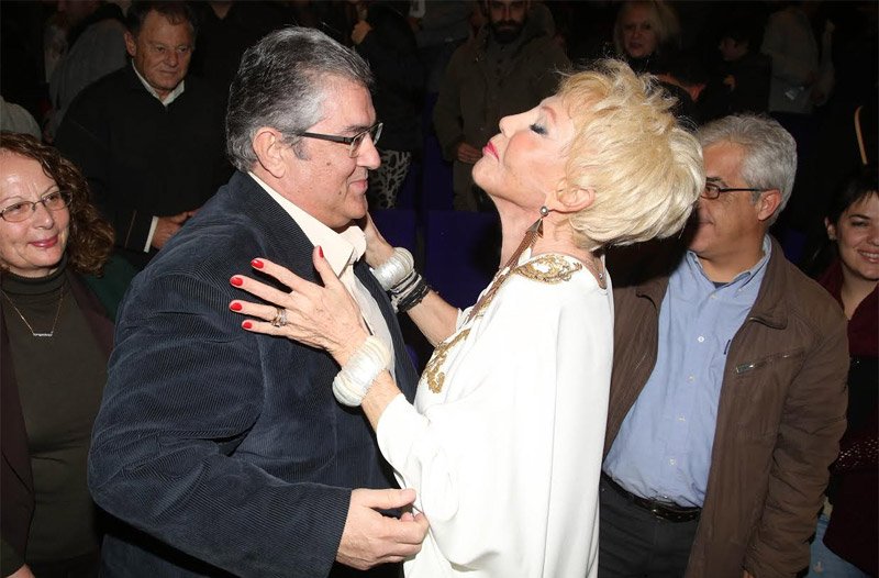 Η θερμή υποδοχή της Ζωής Λάσκαρη στον Δημήτρη Κουτσούμπα [εικόνες] | iefimerida.gr 1