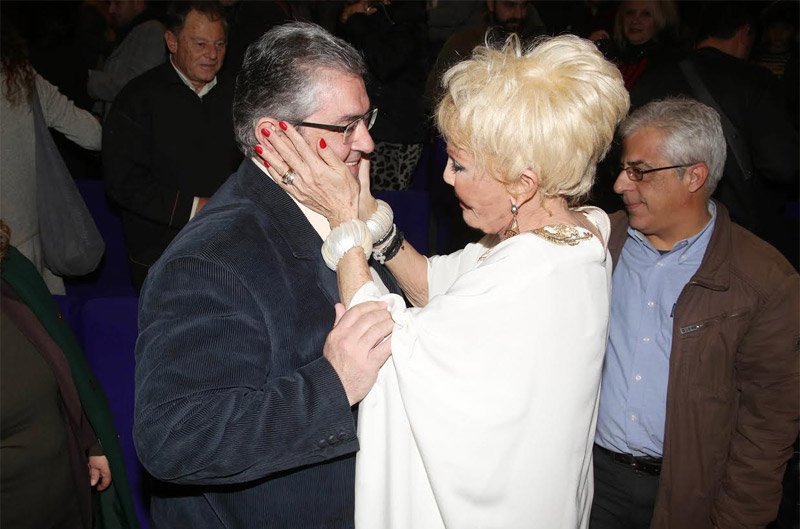 Η θερμή υποδοχή της Ζωής Λάσκαρη στον Δημήτρη Κουτσούμπα [εικόνες] | iefimerida.gr 2