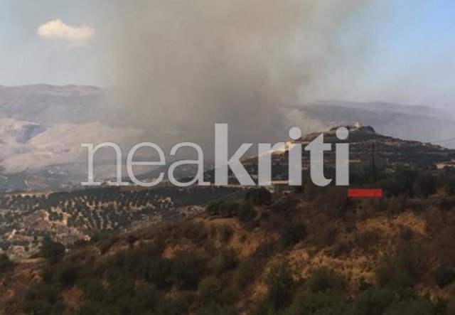 Σε ύφεση  με αναζοπυρώσεις η φωτιά στη Σητεία -Κινδύνευσαν πυροσβέστες [εικόνα & βίντεο] | iefimerida.gr 0