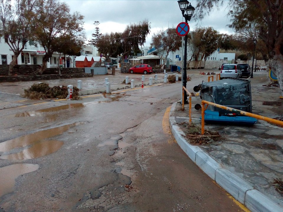 «Πνίγηκε» στη λάσπη η Πάρος μετά από μεγάλη καταιγίδα -Απίστευτες εικόνες [εικόνες & βίντεο] | iefimerida.gr 1