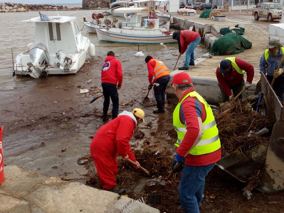 «Πνίγηκε» στη λάσπη η Πάρος μετά από μεγάλη καταιγίδα -Απίστευτες εικόνες [εικόνες & βίντεο] | iefimerida.gr 10