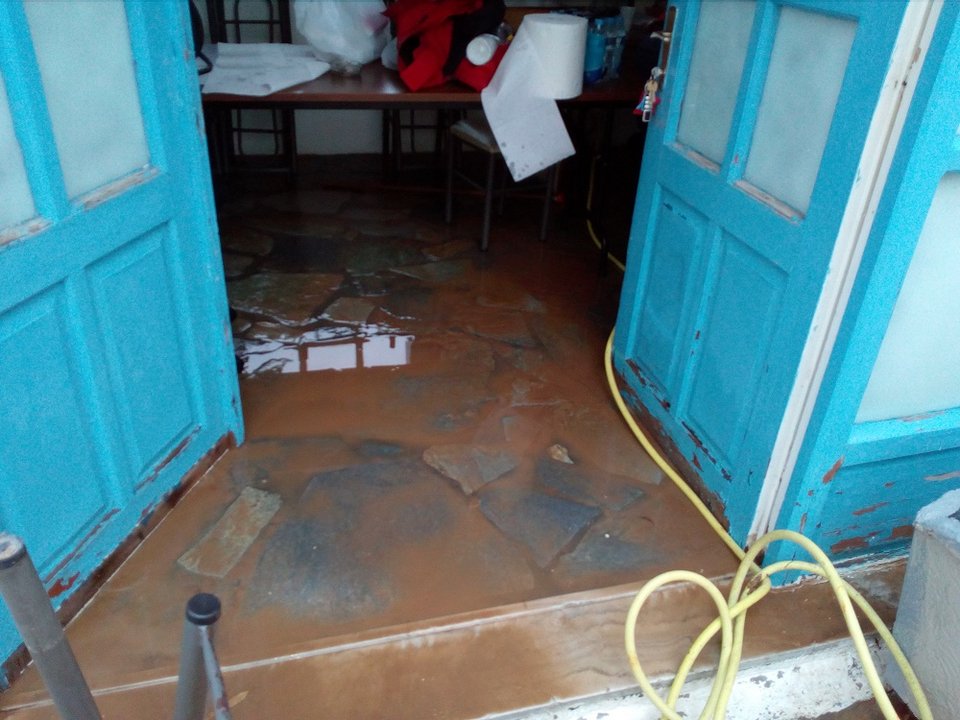 «Πνίγηκε» στη λάσπη η Πάρος μετά από μεγάλη καταιγίδα -Απίστευτες εικόνες [εικόνες & βίντεο] | iefimerida.gr 2