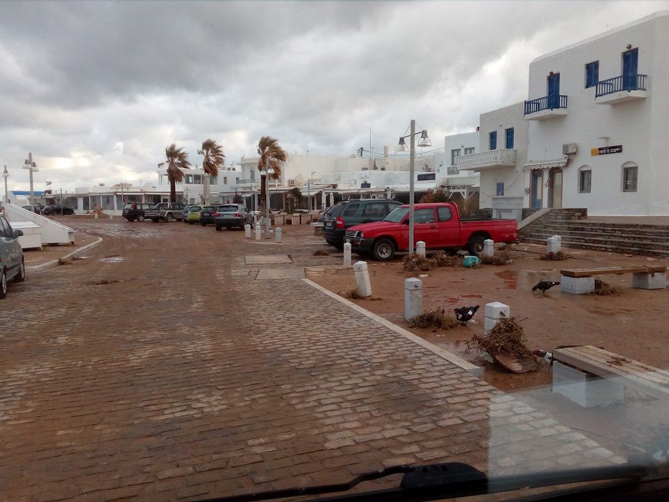 «Πνίγηκε» στη λάσπη η Πάρος μετά από μεγάλη καταιγίδα -Απίστευτες εικόνες [εικόνες & βίντεο] | iefimerida.gr 3