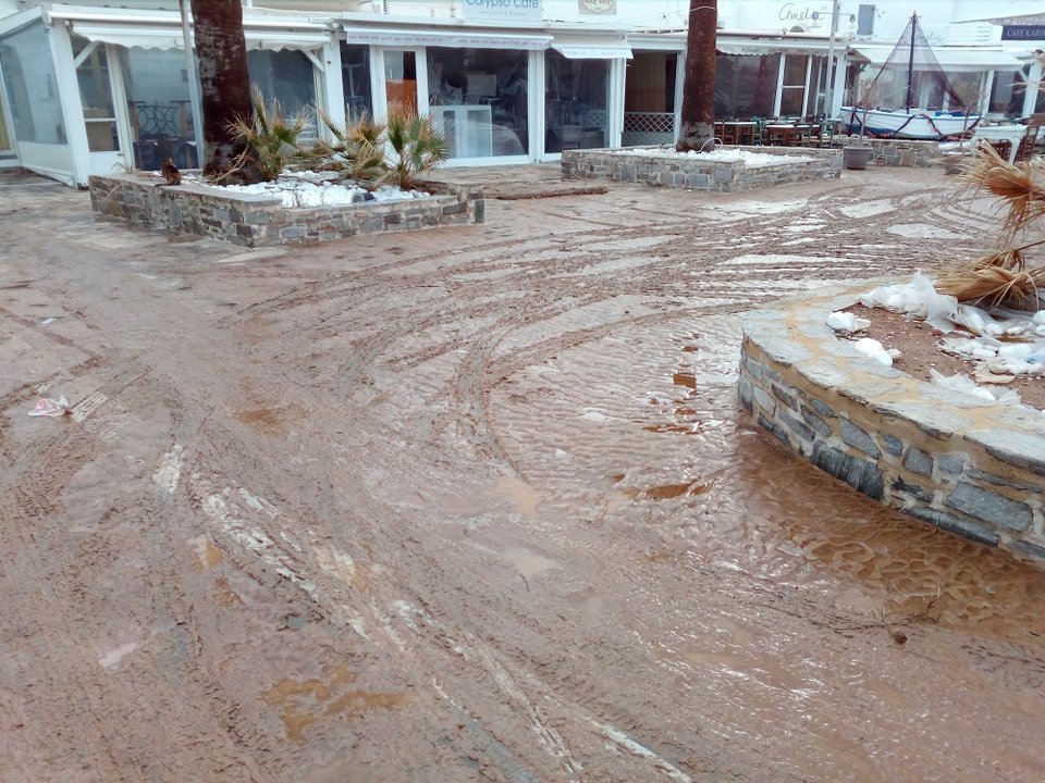 «Πνίγηκε» στη λάσπη η Πάρος μετά από μεγάλη καταιγίδα -Απίστευτες εικόνες [εικόνες & βίντεο] | iefimerida.gr 4