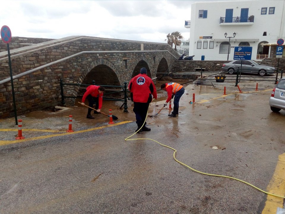 «Πνίγηκε» στη λάσπη η Πάρος μετά από μεγάλη καταιγίδα -Απίστευτες εικόνες [εικόνες & βίντεο] | iefimerida.gr 5