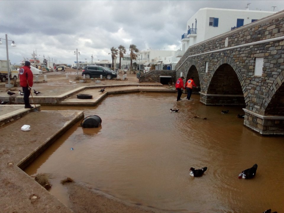 «Πνίγηκε» στη λάσπη η Πάρος μετά από μεγάλη καταιγίδα -Απίστευτες εικόνες [εικόνες & βίντεο] | iefimerida.gr 6