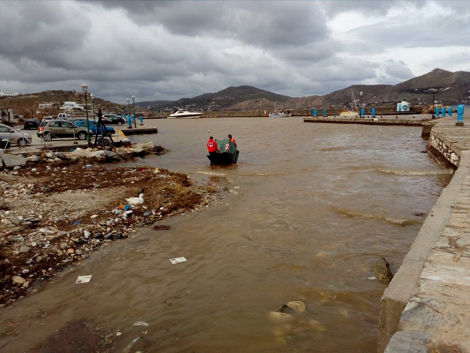 «Πνίγηκε» στη λάσπη η Πάρος μετά από μεγάλη καταιγίδα -Απίστευτες εικόνες [εικόνες & βίντεο] | iefimerida.gr 7