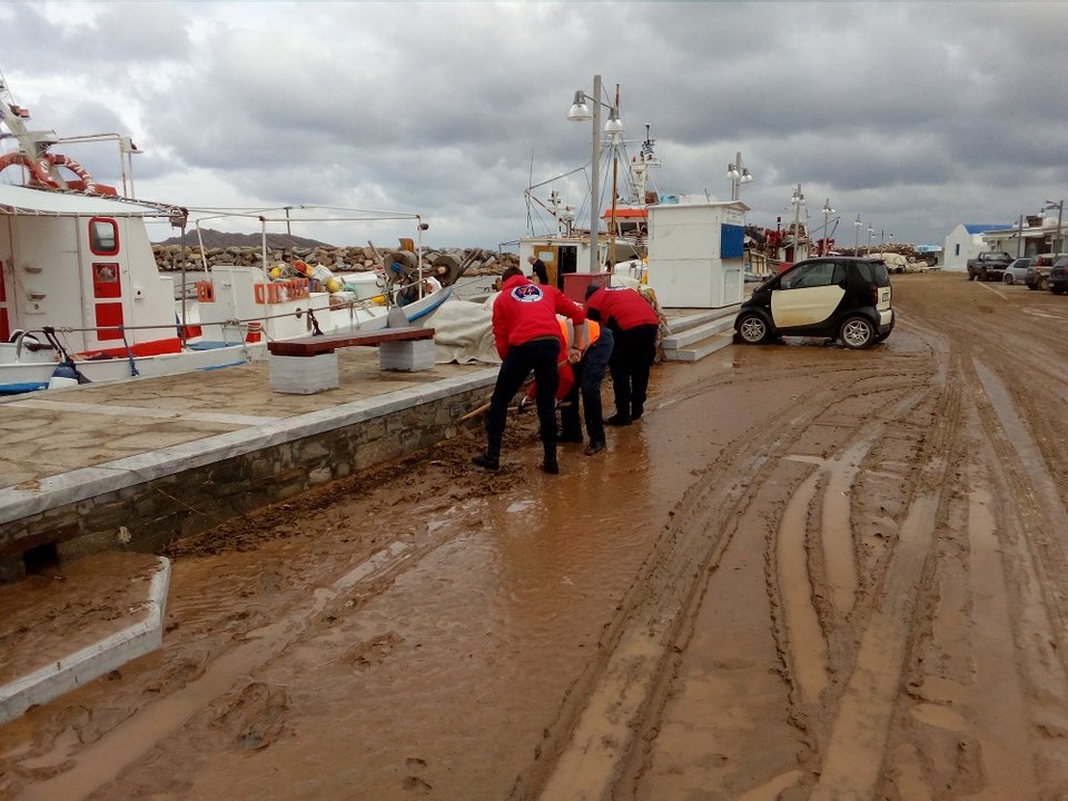 «Πνίγηκε» στη λάσπη η Πάρος μετά από μεγάλη καταιγίδα -Απίστευτες εικόνες [εικόνες & βίντεο] | iefimerida.gr 8