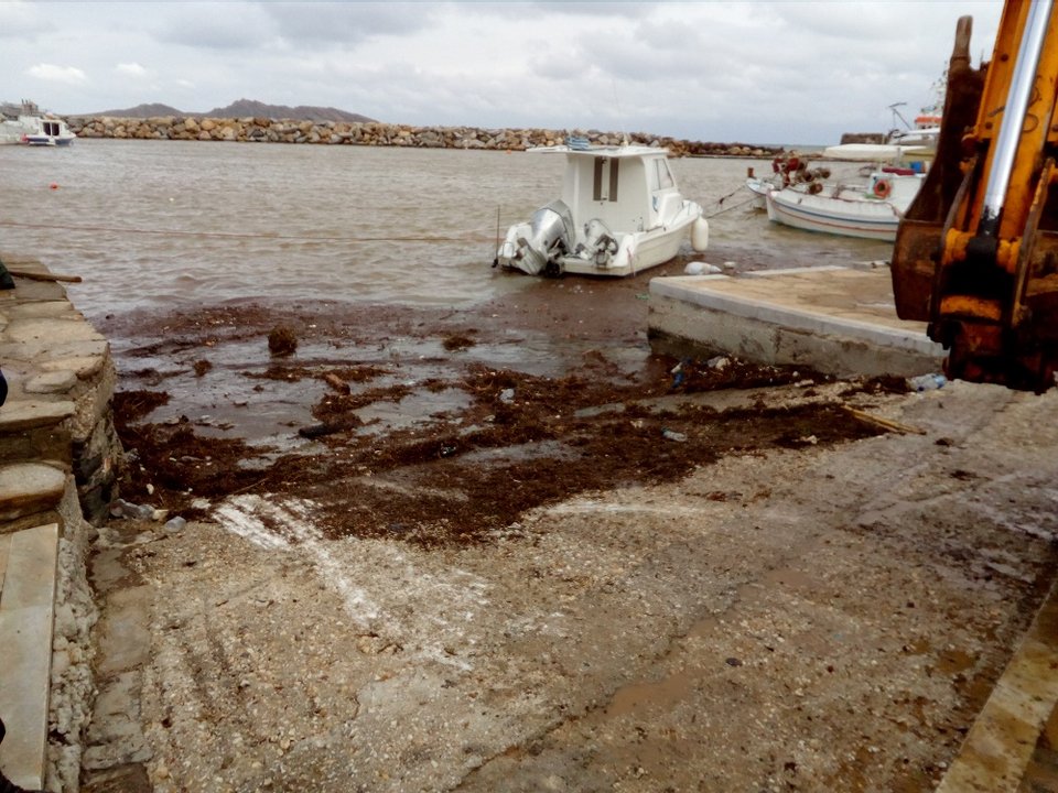 «Πνίγηκε» στη λάσπη η Πάρος μετά από μεγάλη καταιγίδα -Απίστευτες εικόνες [εικόνες & βίντεο] | iefimerida.gr 9