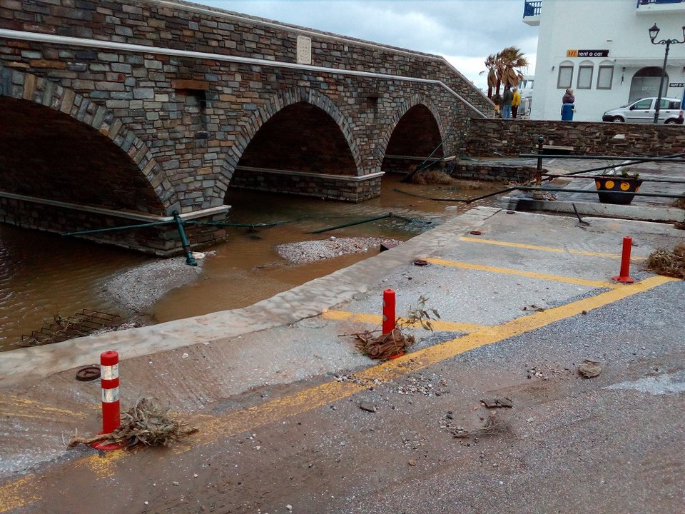 «Πνίγηκε» στη λάσπη η Πάρος μετά από μεγάλη καταιγίδα -Απίστευτες εικόνες [εικόνες & βίντεο] | iefimerida.gr 0