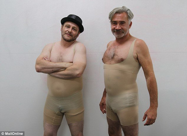 Δύο άνδρες δοκιμάζουν τον κορσέ που φορά η Κιμ Καρντάσιαν και κλαίει μαζί τους όλο το Ιντερνετ [βίντεο] | iefimerida.gr 0