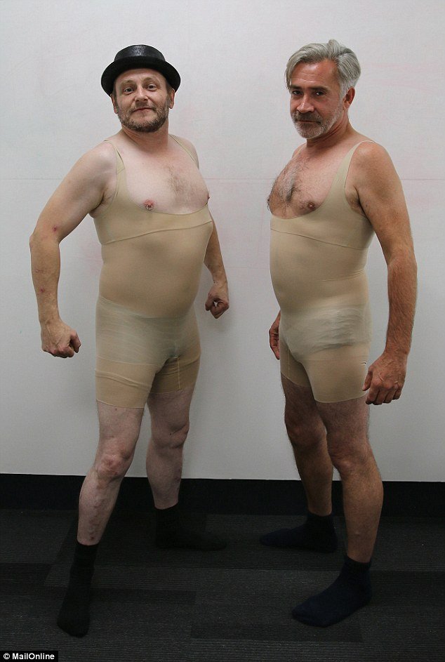 Δύο άνδρες δοκιμάζουν τον κορσέ που φορά η Κιμ Καρντάσιαν και κλαίει μαζί τους όλο το Ιντερνετ [βίντεο] | iefimerida.gr 1