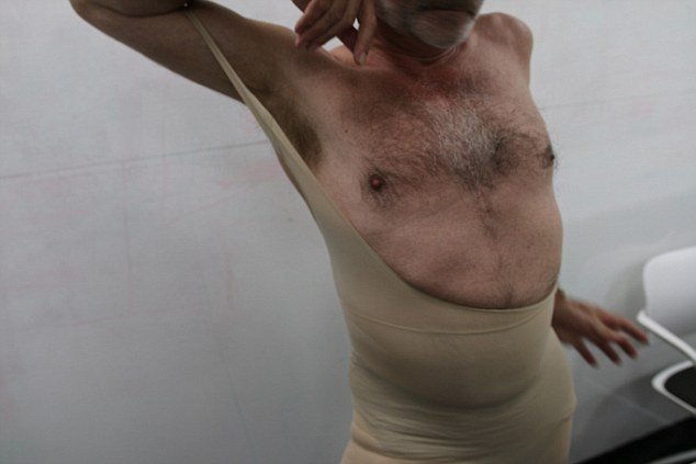 Δύο άνδρες δοκιμάζουν τον κορσέ που φορά η Κιμ Καρντάσιαν και κλαίει μαζί τους όλο το Ιντερνετ [βίντεο] | iefimerida.gr 2