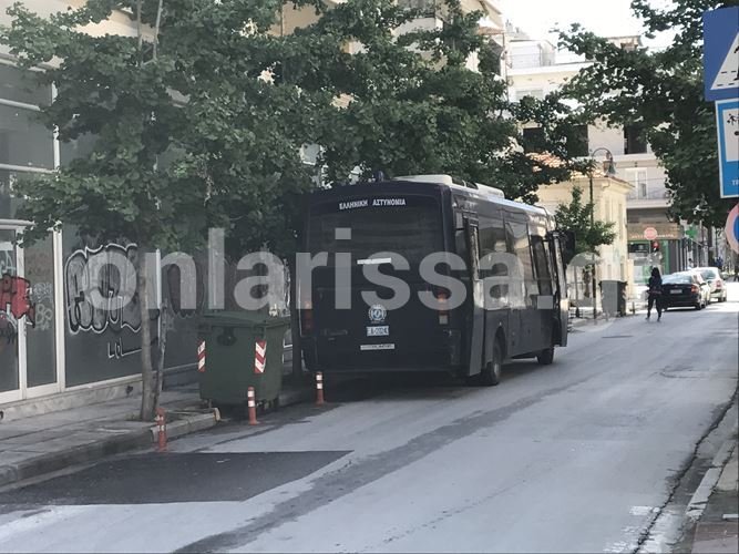 Λάρισα: Αστυνομική επιχείρηση για την εκκένωση κατάληψης αντιεξουσιαστών [εικόνες] | iefimerida.gr 1