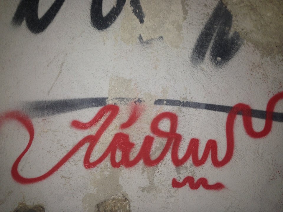 Αυτοί είναι οι γκραφιτάδες που γράφουν στους τοίχους της Αθήνας τη λέξη λάθος «λάθως» [εικόνες] | iefimerida.gr 2