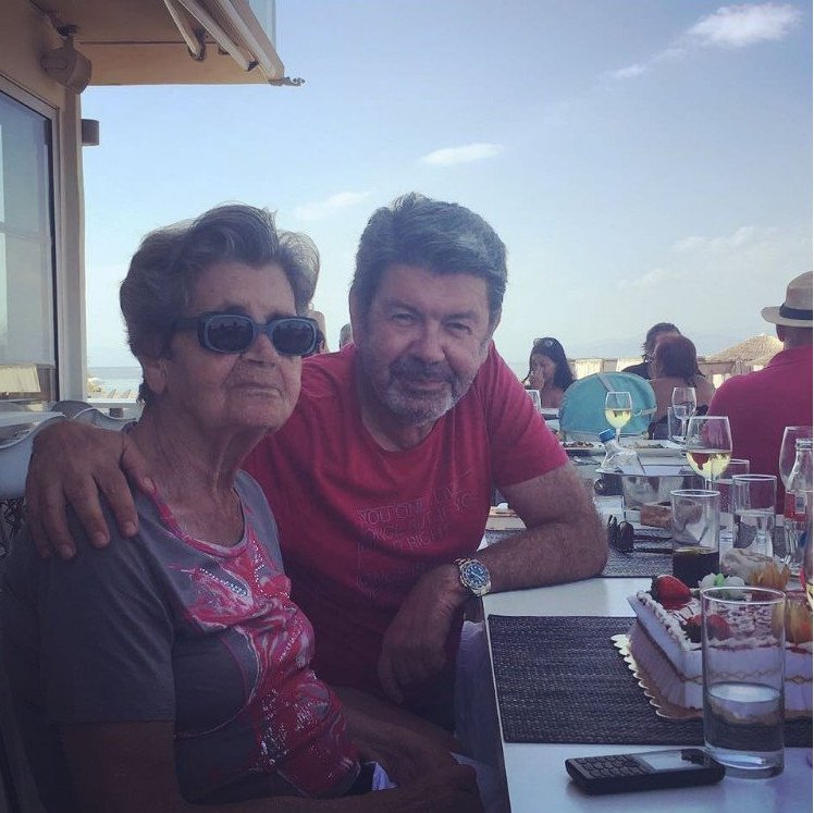Ο Γιάννης Λάτσιος ποζάρει με τη μητέρα του -Σαν δυο σταγόνες νερό [εικόνες]  | iefimerida.gr 0