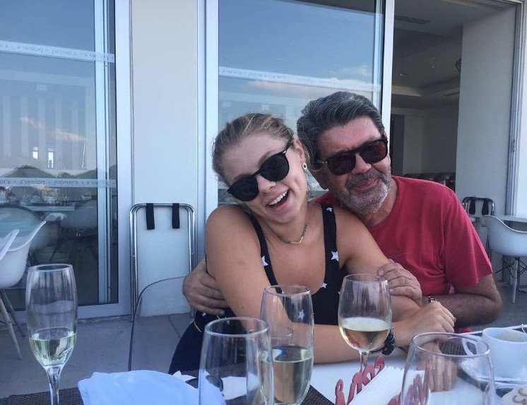 Ο Γιάννης Λάτσιος ποζάρει με τη μητέρα του -Σαν δυο σταγόνες νερό [εικόνες]  | iefimerida.gr 1