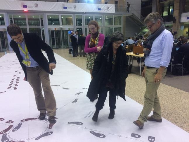 Απίστευτο: Δείτε τι κάνουν οι δημοσιογράφοι για να περάσει η ώρα τους στη Σύνοδο Κορυφής [εικόνα] | iefimerida.gr 0