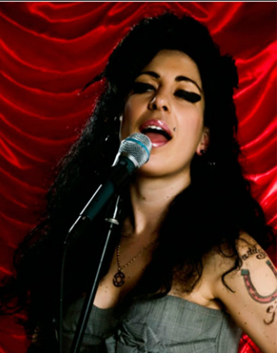 Είναι αυτή η χαμένη αδελφή της Amy Winehouse; Μοιάζουν εκπληκτικά σε εμφάνιση και φωνή [εικόνες & βίντεο] | iefimerida.gr 1