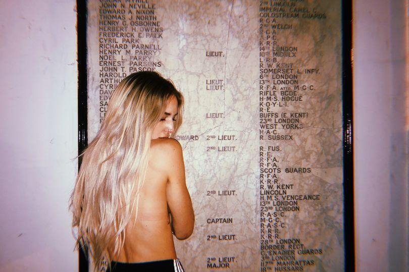 Σάλος στη Βρετανία με τη φωτογράφιση ημίγυμνου μοντέλου μπροστά από μνημείο πεσόντων [εικόνες]  | iefimerida.gr 0