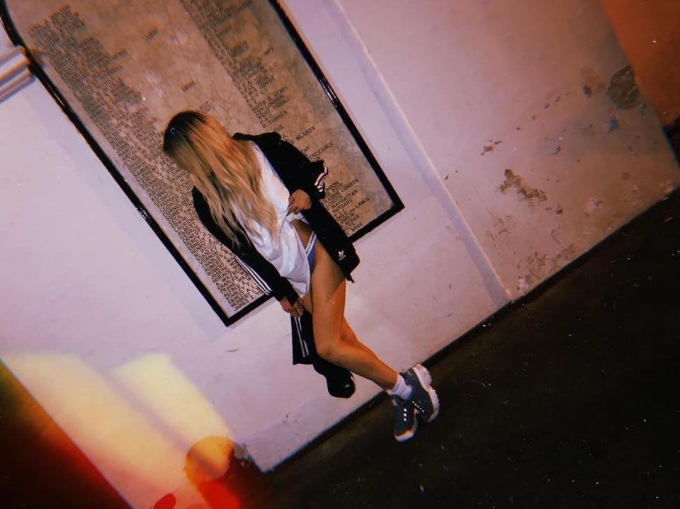 Σάλος στη Βρετανία με τη φωτογράφιση ημίγυμνου μοντέλου μπροστά από μνημείο πεσόντων [εικόνες]  | iefimerida.gr 2