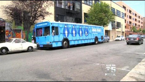 Πώς ένα παλιό λεωφορείο αλλάζει τις ζωές των αστέγων -Μια κινητή ντουζιέρα που προσφέρει αξιοπρέπεια [εικόνες&βίντεο] | iefimerida.gr 0