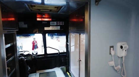 Πώς ένα παλιό λεωφορείο αλλάζει τις ζωές των αστέγων -Μια κινητή ντουζιέρα που προσφέρει αξιοπρέπεια [εικόνες&βίντεο] | iefimerida.gr 2