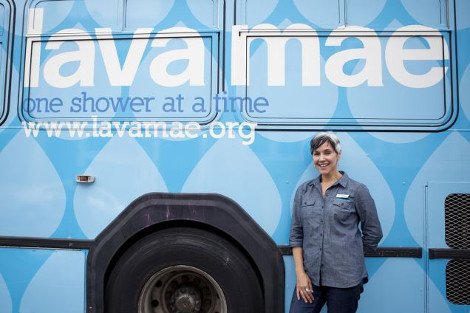 Πώς ένα παλιό λεωφορείο αλλάζει τις ζωές των αστέγων -Μια κινητή ντουζιέρα που προσφέρει αξιοπρέπεια [εικόνες&βίντεο] | iefimerida.gr 3