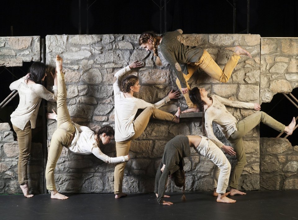 Πρόκληση επί σκηνής: Κρητικοί παραδοσιακοί χοροί σε συνδυασμό με σύγχρονο [βίντεο] | iefimerida.gr 1