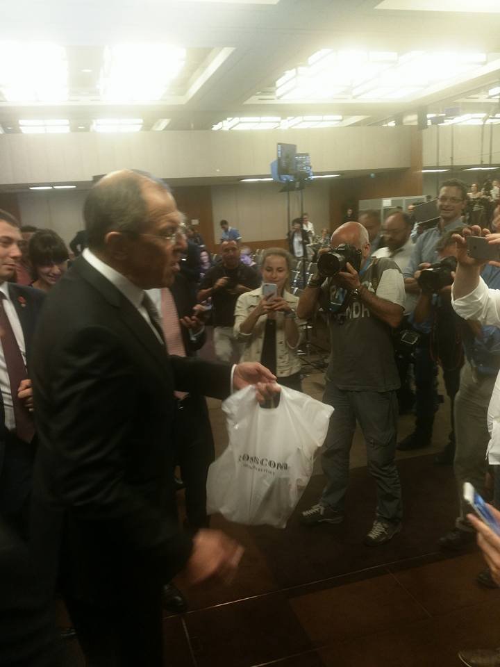 Ο Λαβρόφ κέρασε πίτσες και βότκα τους δημοσιογράφους -Επειδή αργούσε να αποφασίσει ο Κέρι [εικόνες & βίντεο] | iefimerida.gr 2