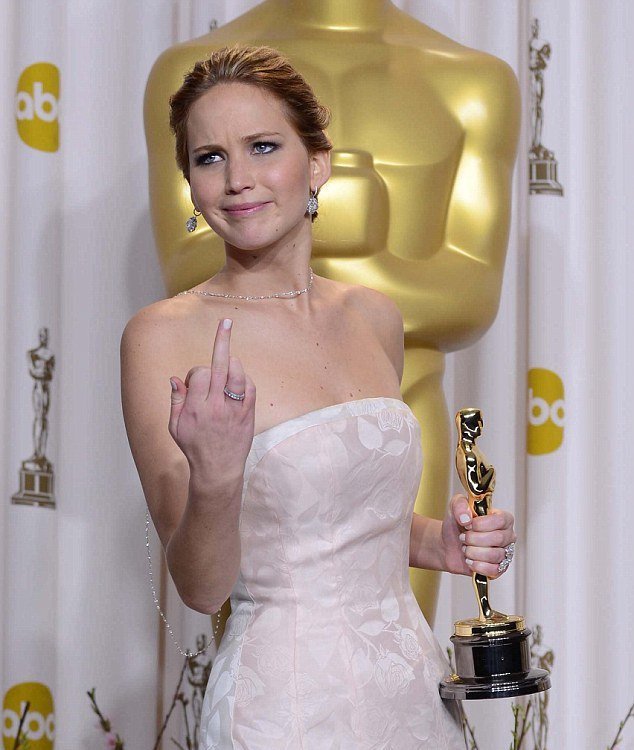 Αψυχολόγητο κ@λ*δάχτυλο έκανε μεθυσμένη νικήτρια Όσκαρ [εικόνες]  | iefimerida.gr 0