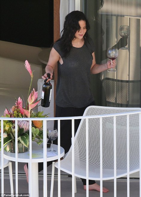 H οσκαρική Jennifer Lawrence καπνίζει χόρτο και χαριεντίζεται με φίλη της [εικόνες] | iefimerida.gr 0