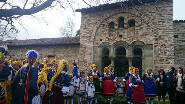 Σάββατο του Λαζάρου σήμερα -Στους δρόμους οι «Λαζαρίνες» με στολές και τραγούδια [εικόνες & βίντεο] | iefimerida.gr 1
