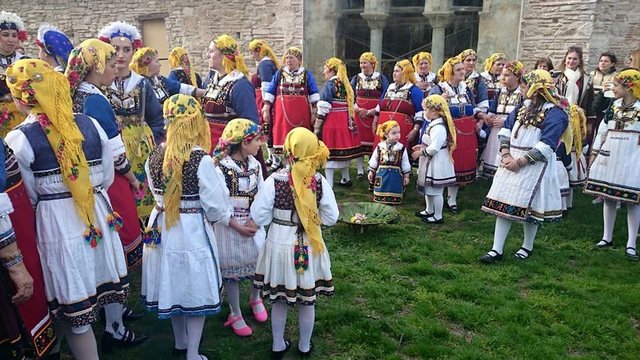 Σάββατο του Λαζάρου σήμερα -Στους δρόμους οι «Λαζαρίνες» με στολές και τραγούδια [εικόνες & βίντεο] | iefimerida.gr 0