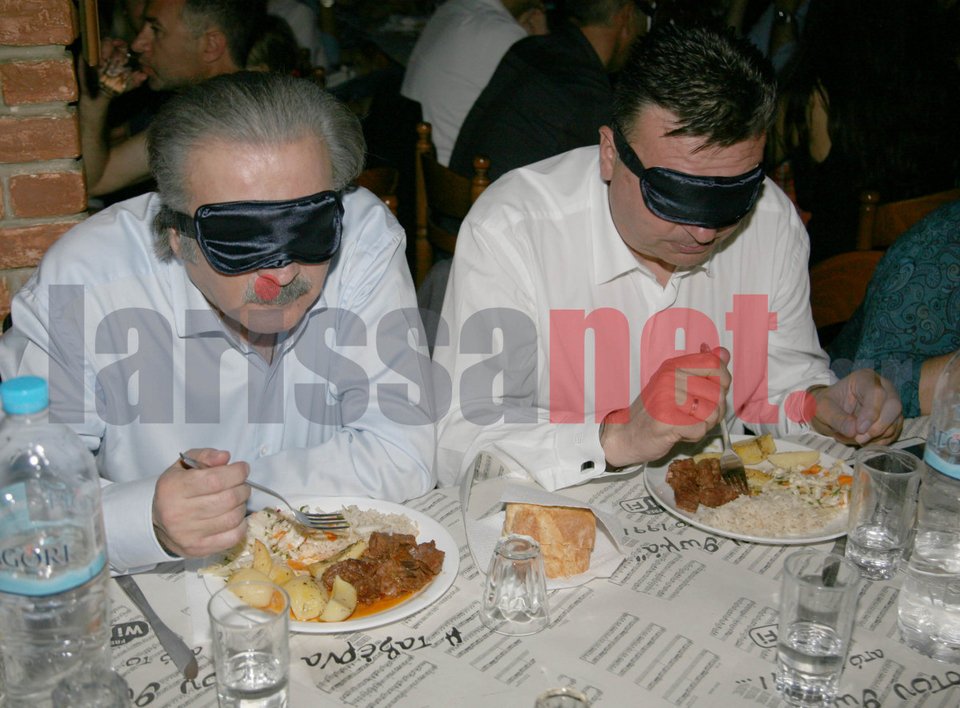 Οταν ο Λαζόπουλος έδεσε τα μάτια για να παραστήσει τον τυφλό και προκάλεσε σάλο στη Λάρισα [εικόνες] | iefimerida.gr 5