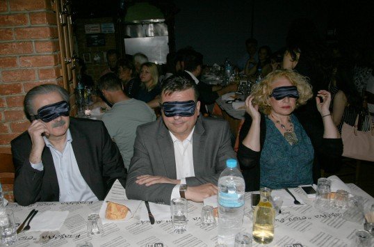 Οταν ο Λαζόπουλος έδεσε τα μάτια για να παραστήσει τον τυφλό και προκάλεσε σάλο στη Λάρισα [εικόνες] | iefimerida.gr 0