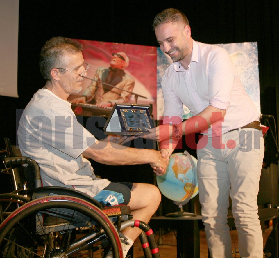 Οταν ο Λαζόπουλος έδεσε τα μάτια για να παραστήσει τον τυφλό και προκάλεσε σάλο στη Λάρισα [εικόνες] | iefimerida.gr 2