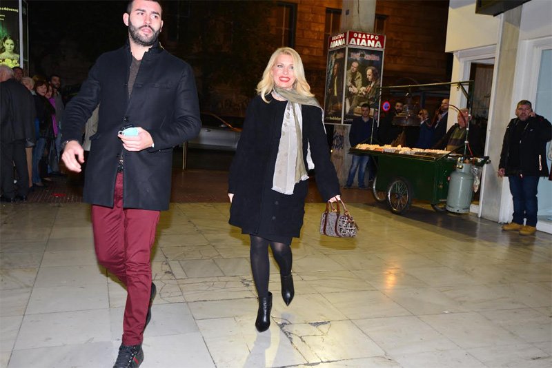 Η Ελένη Μενεγάκη περιγράφει τη συνάντηση με Τσίπρα στο θέατρο του Λαζόπουλου: Ρε παιδιά, δείχνει πολύ μικρότερός μου [βίντεο] | iefimerida.gr 1