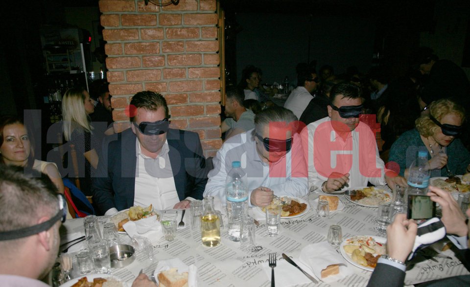 Οταν ο Λαζόπουλος έδεσε τα μάτια για να παραστήσει τον τυφλό και προκάλεσε σάλο στη Λάρισα [εικόνες] | iefimerida.gr 6