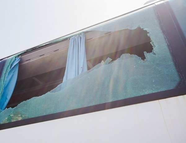 Φωτιά σε λεωφορείο στην Κρήτη -Επιβάτες έσπασαν τζάμια με σφυρί για να βγουν [εικόνες]  | iefimerida.gr 0