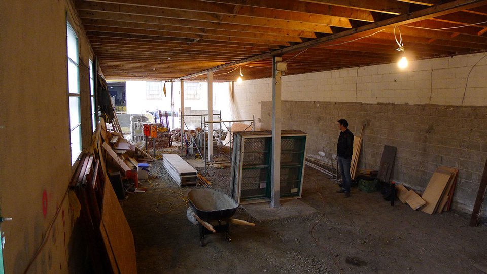 Πώς ένα παλιό ξυλουργείο του '50 μετατράπηκε σε ένα μοντέρνο πολυτελές σπίτι [εικόνες] | iefimerida.gr 1