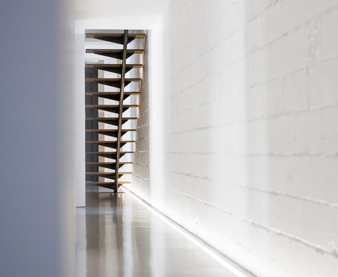 Πώς ένα παλιό ξυλουργείο του '50 μετατράπηκε σε ένα μοντέρνο πολυτελές σπίτι [εικόνες] | iefimerida.gr 18