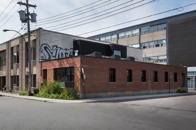 Πώς ένα παλιό ξυλουργείο του '50 μετατράπηκε σε ένα μοντέρνο πολυτελές σπίτι [εικόνες] | iefimerida.gr 2