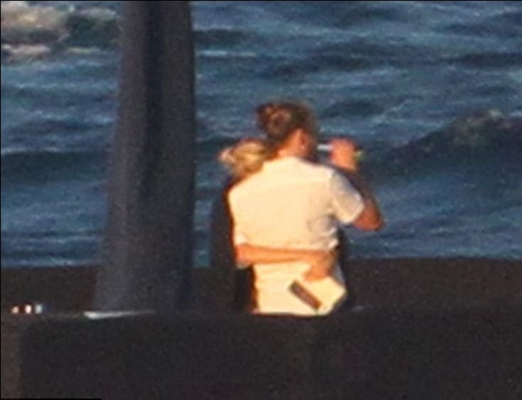 Αγκαλιές και φιλιά του Λεονάρντο Ντι Κάπριο με 25χρονο μοντέλο [εικόνες]  | iefimerida.gr 1