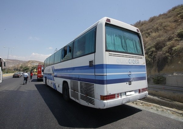 Φωτιά σε λεωφορείο στην Κρήτη -Επιβάτες έσπασαν τζάμια με σφυρί για να βγουν [εικόνες]  | iefimerida.gr 1