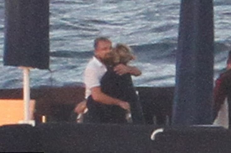 Αγκαλιές και φιλιά του Λεονάρντο Ντι Κάπριο με 25χρονο μοντέλο [εικόνες]  | iefimerida.gr 2